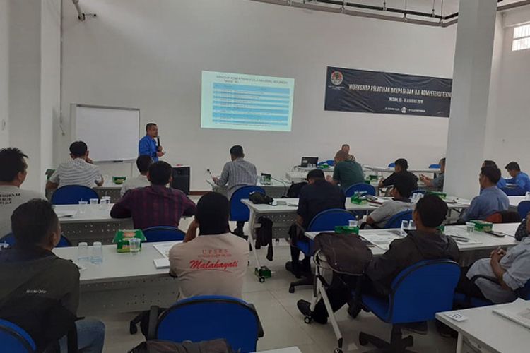 Workshop Pelatihan Okupasi dan Uji Kompetensi Teknisi AC yang diadakan Daikin di Medan.