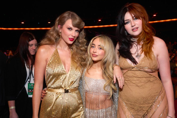 Taylor Swift dan Sabrina Carpenter di AMA 2022, Los Angeles, AS.