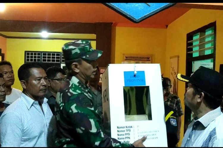 Danrem 162 Wira Bhakti Kolonel CZI Ahmad Rizal Ramdhani menunjukkan kotak suara yang masih tersegel, saat sidak jelang Pemilu, Senin (15/4/2019) malam. 