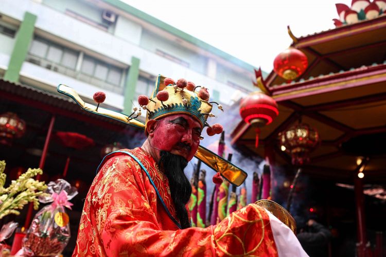 Warga keturunan etnis China berdoa merayakan tahun baru Imlek 2570 di Wihara Dharma Bakti, Jakarta, Selasa (5/2/2019). Perayaan Imlek akan berlangsung selama 15 hari dan ditutup dengan Cap Go Meh.