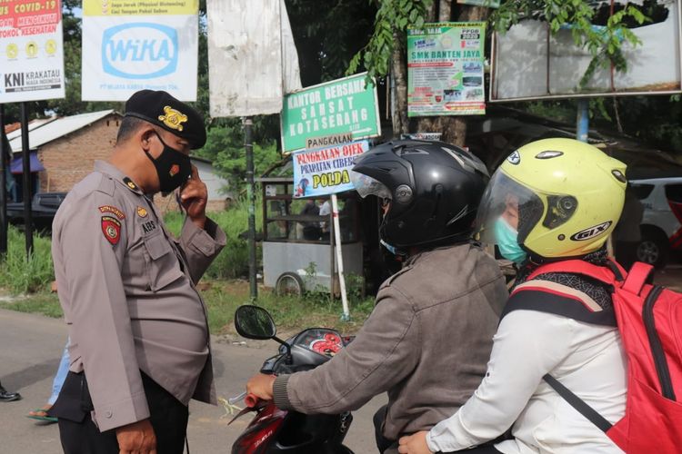 Petugas melakukan pemeriksaan pengendara di Kota Serang