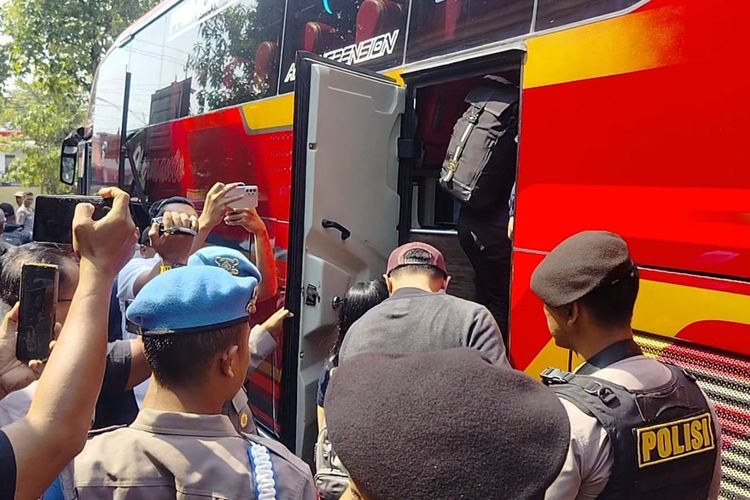 OTT Bupati Pemalang, KPK Bawa Istri Bupati hingga Sekda ke Jakarta