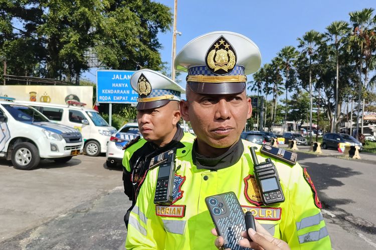 KBO Satlantas Polres Bogor Iptu Ardian Novianto saat diwawancara terkait kondisi Jalur Puncak di Simpang Gadog, Kabupaten Bogor.