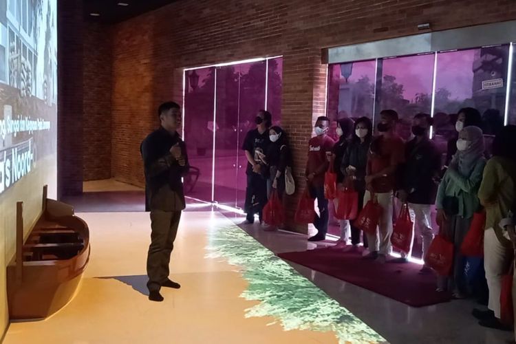 Pemandu wisata Museum Kota Lama, Muhammad Nasrulla sedang memandu para wisatawan, Jumat (20/1/2023).