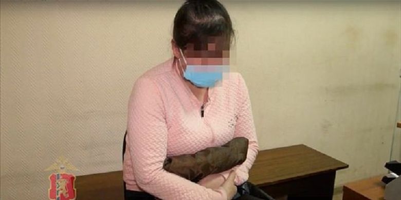 Chechena, ibu berusia 30 tahun di Krasnoyarsk, Rusia, ketika dibawa ke kantor polisi. Dia ditangkap setelah menjual bayinya yang baru lahir seharga Rp 4,7 juta demi membalikan anaknya yang lain baju serta permen.