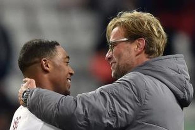 Pemain sayap Liverpool, Jordan Ibe, menerima pelukan dari Manajer Juergen Klopp, setelah laga kontra Rubin Kazan, Kamis (5/11/2015), berakhir.