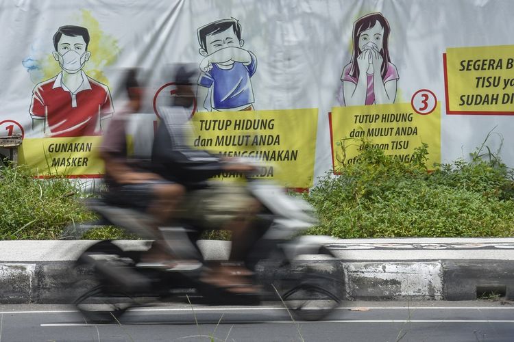 Pengendara sepeda motor melintas dekat poster sosialisasi pencegahan COVID-19 di Jalan Udayana, Mataram, NTB, Senin (22/3/2021). Provinsi Nusa Tenggara Barat (NTB) menerapkan Pemberlakukan Pembatasan Kegiatan Masyarakat (PPKM) skala mikro tahap IV secara nasional yang diberlakukan mulai 23 Maret hingga 5 April 2021 bersama 14 provinsi lainnya yakni DKI Jakarta, Banten, Jawa Barat, Jawa Tengah, Jawa Timur, DI Yogyakarta, Bali, Sumatera Utara, Kalimantan Timur, Kalimantan Selatan, Kalimantan Tengah, Sulawesi Selatan, Sulawesi Utara, Nusa Tenggara Timur (NTT). ANTARA FOTO/Ahmad Subaidi/rwa.