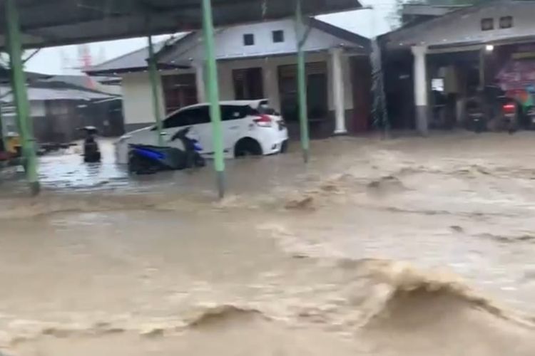 Banjir terjadi di kawasan Waiheru, Kecamatan Baguala, Kota Ambon, Jumat (8/7/2022)