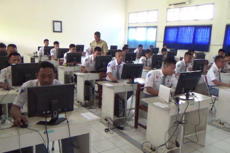 Siswa SMK di kendal, saat mengerjakan soal -soal UNBK. KOMPAS.Com / Slamet Priyatin