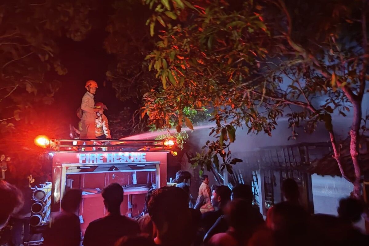 Pemadam Kebakaran sedang berupaya memadamkan api yang membakar rumah di Kapanewon Panggang, Gunungkidul. Selasa (23/5/2023) malam