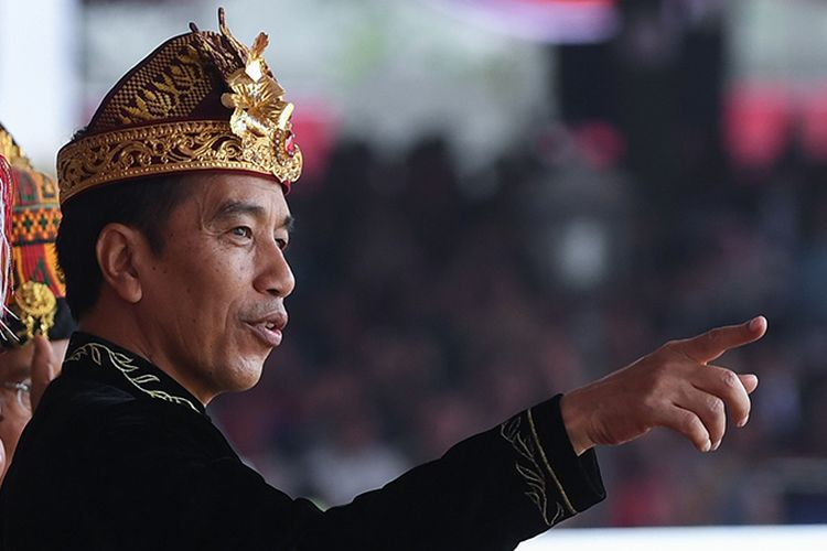 Presiden Joko Widodo (kanan) bersama bersama Ibu Negara Iriana Joko WIdodo menghadiri Upacara Peringatan Detik-Detik Proklamasi Kemerdekaan Indonesia ke-74 Tahun 2019 di Istana Merdeka, Jakarta, Sabtu (17/8/2019). Peringatan HUT RI tersebut mengangkat tema SDM Unggul Indonesia Maju.