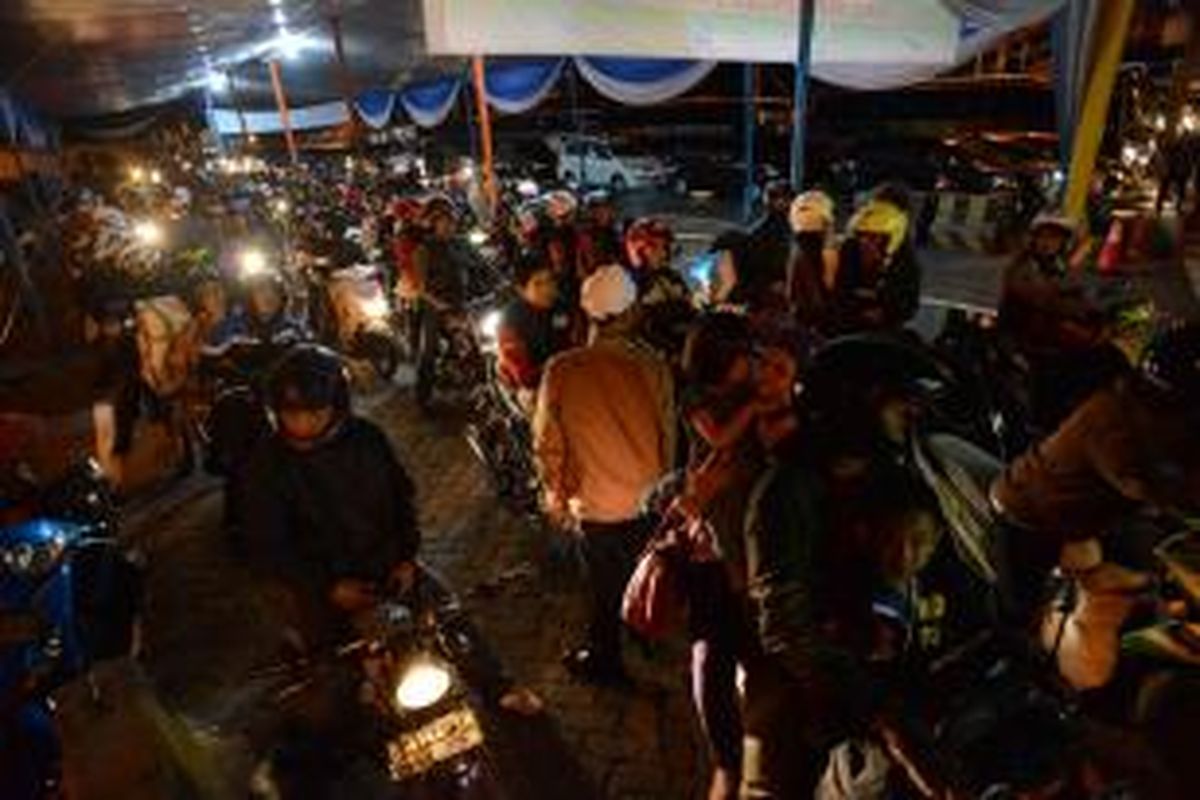 Pemudik bersepeda motor menunggu giliran menaiki kapal feri di Pelabuhan Bakauheni, Lampung, Sabtu (10/8/2013). Hingga pukul 17.30, terdapat 34.963 penumpang dan 8.071 kendaraan yang menyeberang dari pelabuhan itu. Arus balik pemudik di pelabuhan tersebut mulai berlangsung dan diperkirakan mencapai puncaknya pada hari ini.
