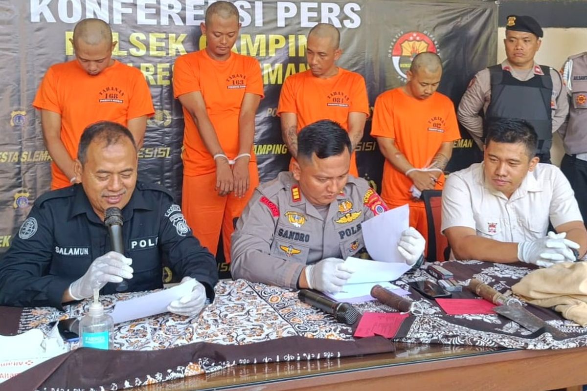 Kapolsek Gamping, AKP Sandro Dwi Rahadian (tengah) saat jumpa pers, Rabu (30/10/2024) terkait kasus pembacokan terhadap dua orang yang tengah dalam perjalanan ke Bantul untuk tes CPNS. Dari kejadian ini Polisi menangkap tiga orang pelaku dan tiga pelaku lainya masih dalam pengejaran.