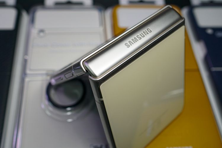 Galaxy Z Flip 3 memiliki frame berbahan logam aluminium. Punggungnya berlapis kaca pelindung Gorilla Glass Victus. Perangkat ini dibekali chip Snapdragon 888 5G, RAM 8 GB, media penyimpanan 128 GB atau 256 GB, serta baterai 3.300 mAh. Sistem operasinya Android 11 dengan One UI 3.1.1.
