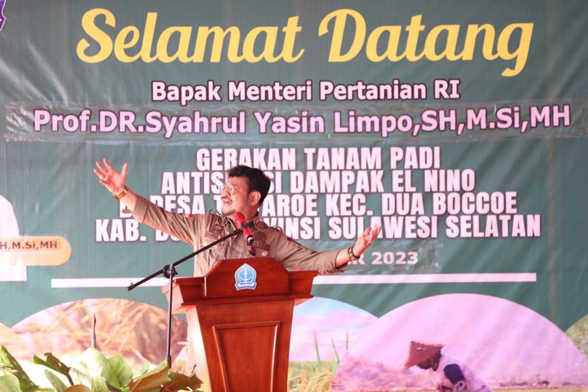 Menteri Pertanian (Mentan) Syahrul Yasin Limpo (SYL) pada acara Gerakan Kejar Tanam Padi di Desa Tawaroe, Kecamatan Dua Boccoe, Kabupaten Bone, Selasa (19/9/2023).

