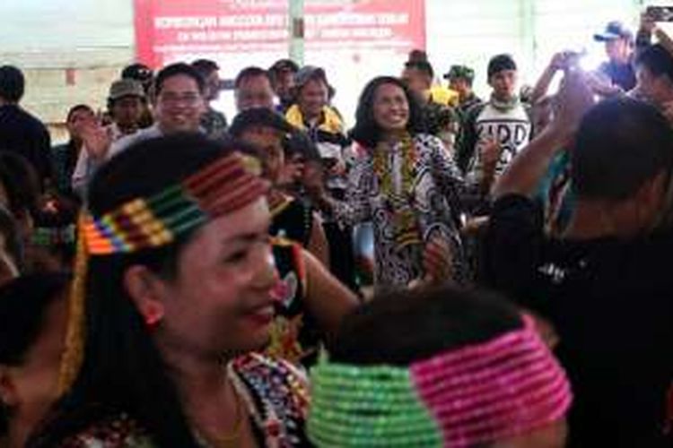 Hetifah Sjaifudian menari tarian dayak bersama warha Desa Sumantipal ketika mengunjungi desa terluar di wilayah perbatasan Kecamatan Lumbis Ogong Kabupaten Nunukan, Rabu (3/8/2016). Tingginya ketergantungan pemenuhan kebutuhan pokok kepada Negara Malaysia membuat warga perbatasan memiliki KTP ganda.