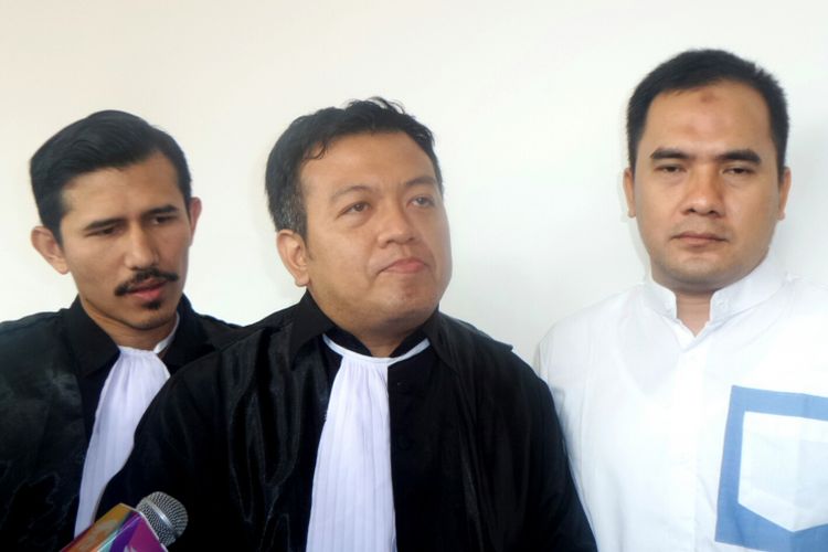 Penyanyi dangdut Saipul Jamil (kanan) bersama kuasa hukumnya di Pengadilan Tipikor Jakarta Pusat pada Rabu (5/7/2017).