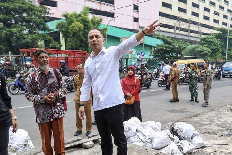 Eri Cahyadi Bakal Lebarkan Jalan Stasiun Wonokromo yang Jadi Titik Kemacetan