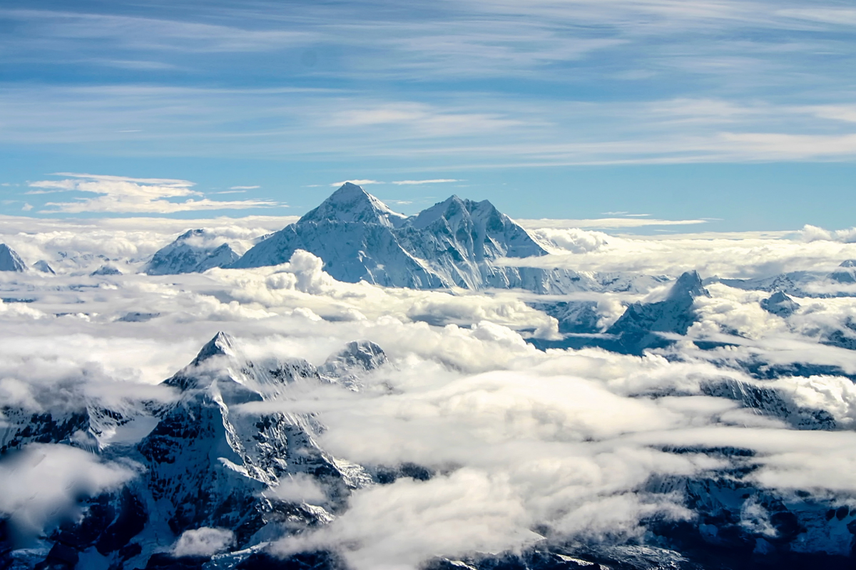 Gunung Everest. Tubuh manusia saat berada di puncak gunung yang sangat tinggi, seperti Gunung Everest, dapat mengalami berbagai kondisi berisiko. Sebab, minimnya oksigen dan suhu yang sangat dingin, bisa menyebabkan tubuh pendaki rentan mengalami stroke, serangan jantung hingga hipoksia.