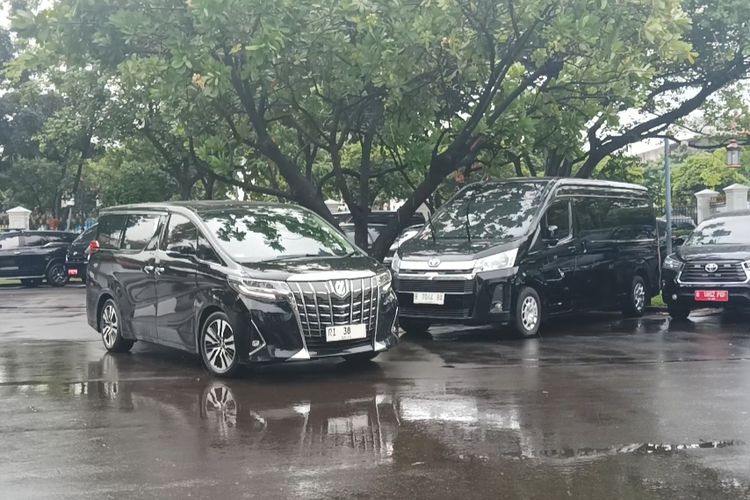Mobil dinas RI 38 yang membawa Menteri LHK Siti Nurbaya Bakar ketika berada di Kompleks Istana Kepresidenan, Jakarta, Jumat (16/6/2023).
