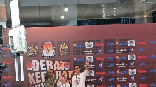 Tak Hadir Bareng Ganjar, Mahfud Acungkan Jempol saat Tiba di Lokasi Debat Cawapres