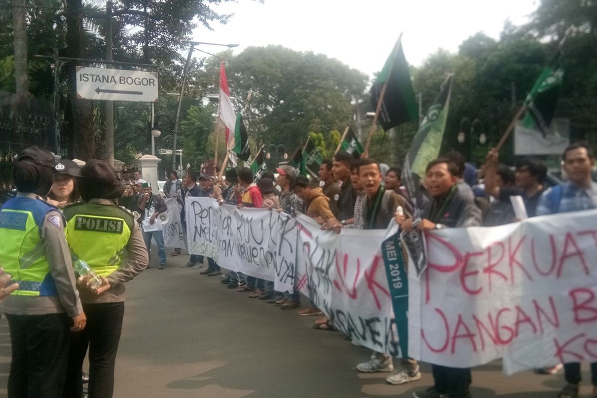 Puluhan mahasiswa yang tergabung dalam Himpunan Mahasiswa Islam (HMI) Kota Bogor menggelar aksi unjuk rasa menolak revisi undang-undang (RUU) KPK, di depan Istana Bogor, Jumat (20/9/2019).