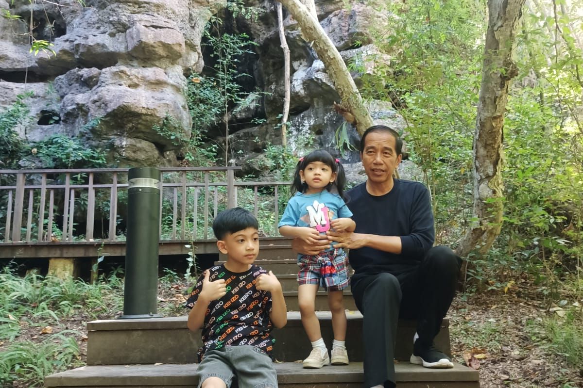 Foto : Presiden Joko Widodo bersama keluarga berkesempatan mengunjungi spot wisata Goa Batu Cermin Labuan Bajo, Kabupaten Manggarai Barat, NTT, pada Minggu (23/4/2023) siang.