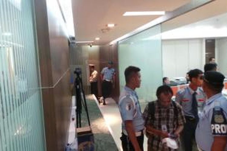 Petugas Pengamanan Dalam Dewan Perwakilan Rakyat (Pamdal DPR) melakukan pengamanan di Ruang Fraksi Partai Golkar yang diperebutkan kubu Agung Laksono dan kubu Aburizal Bakrie, Senin (30/3/2015).