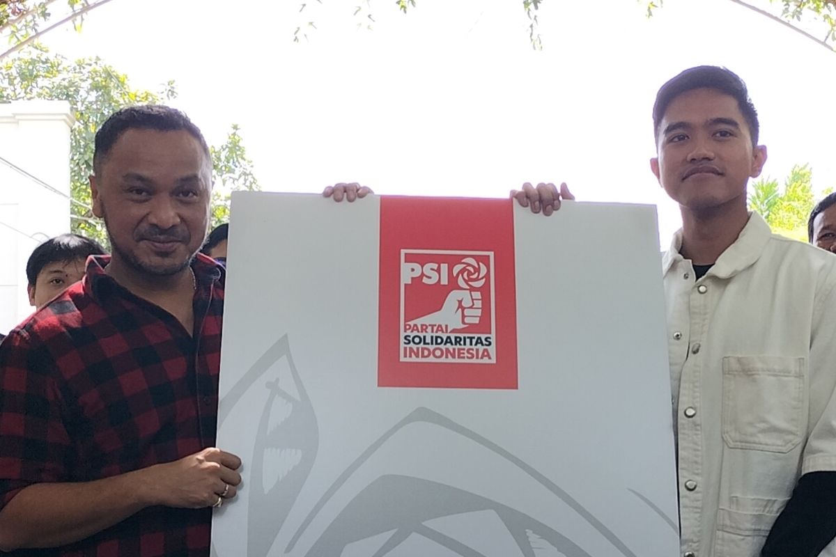 Ketua Umum (Ketum) Partai Solidaritas Indonesia (PSI) Giring Ganesha dengan Kader PSI Kaesang Pangarep, di Kota Solo, Jawa Tengah, pada Sabtu (23/9/2023).