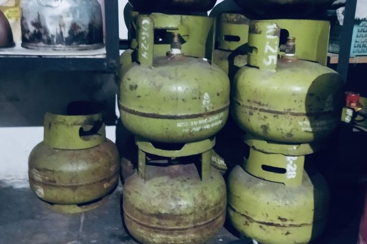 Elpiji 3 kg yang dijual pengecer toko kelontong di Malang.