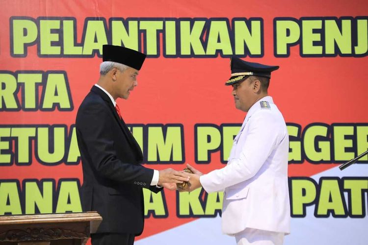 Gubernur Jateng Ganjar Pranowo melantik Penjabat Bupati Brebes serta Penjabat Ketua Tim Penggerak PKK dan Ketua Dekranasda Kabupaten Brebes di Aula BPSDMD Jawa Tengah, Selasa (13/12/2022).