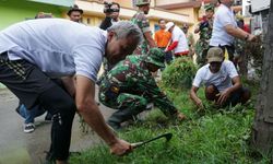 Ganjar dan Ratusan PKL Bersih-bersih Sungai di Demak