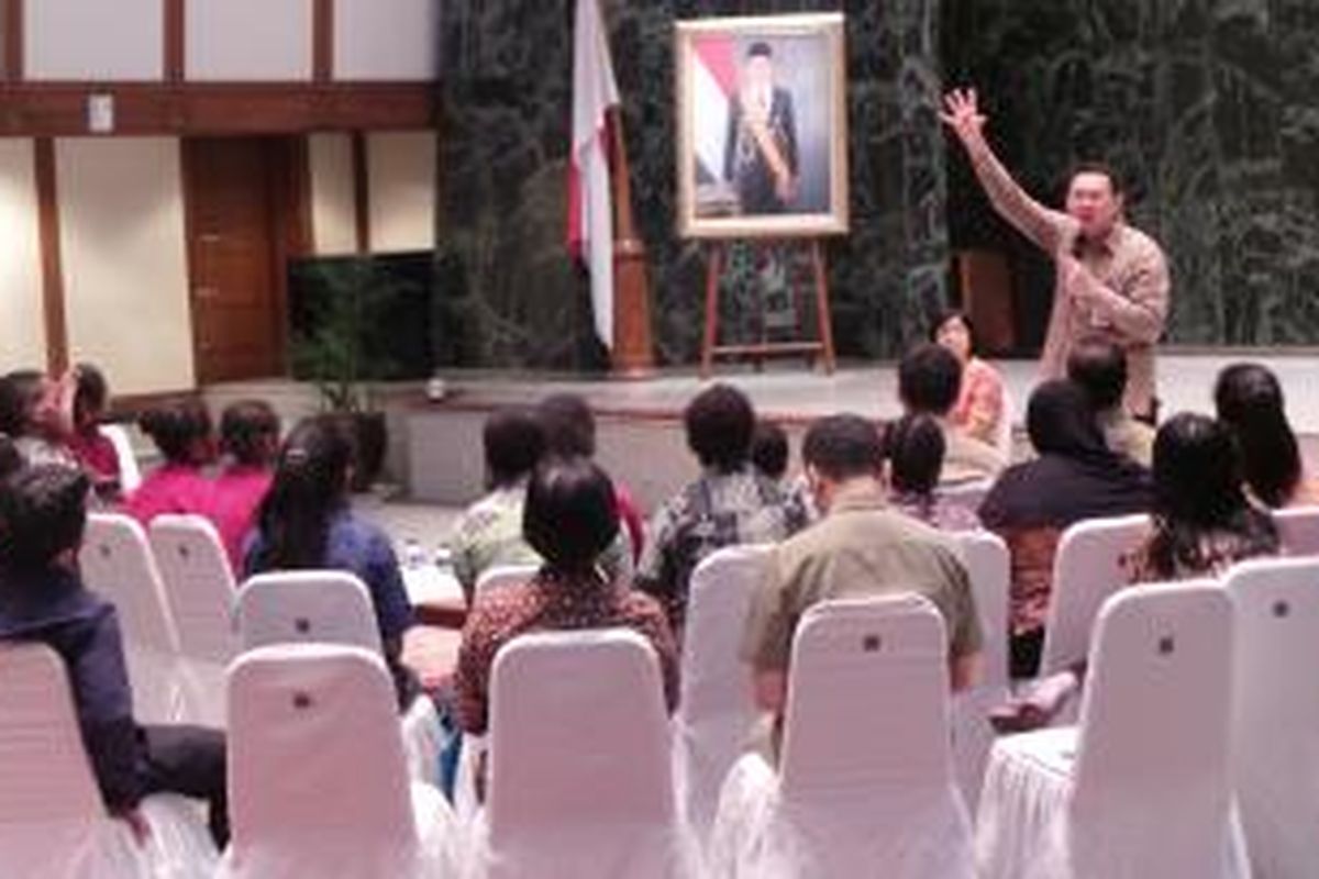 Gubernur DKI Jakarta Basuki Tjahaja Purnama saat memberi pengarahan bagi puluhan siswa Sekolah Anak Indonesia, di Balai Agung, Balai Kota, Rabu (18/3/2015). 