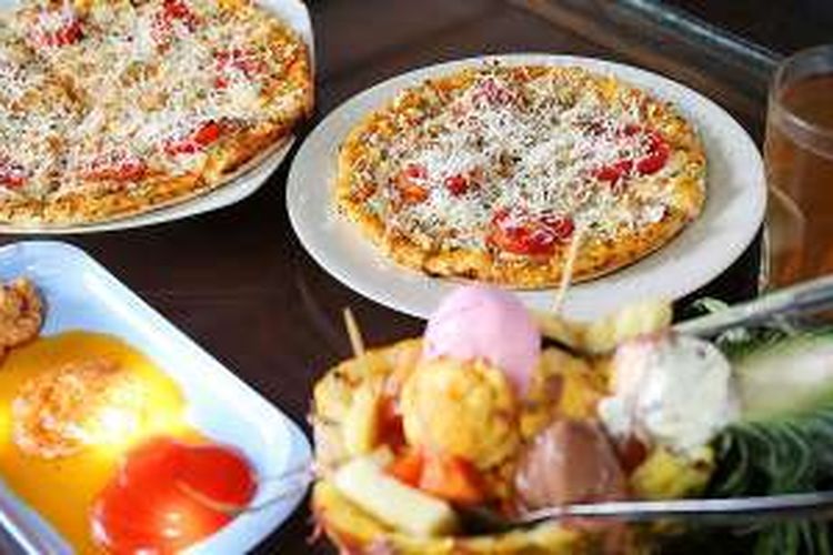 Piza andaliman, pineapple boat, serta teh serai di Kafe Pizza Andaliman, Balige, Toba Samosir, Sumatera Utara, Minggu (21/8/2016).