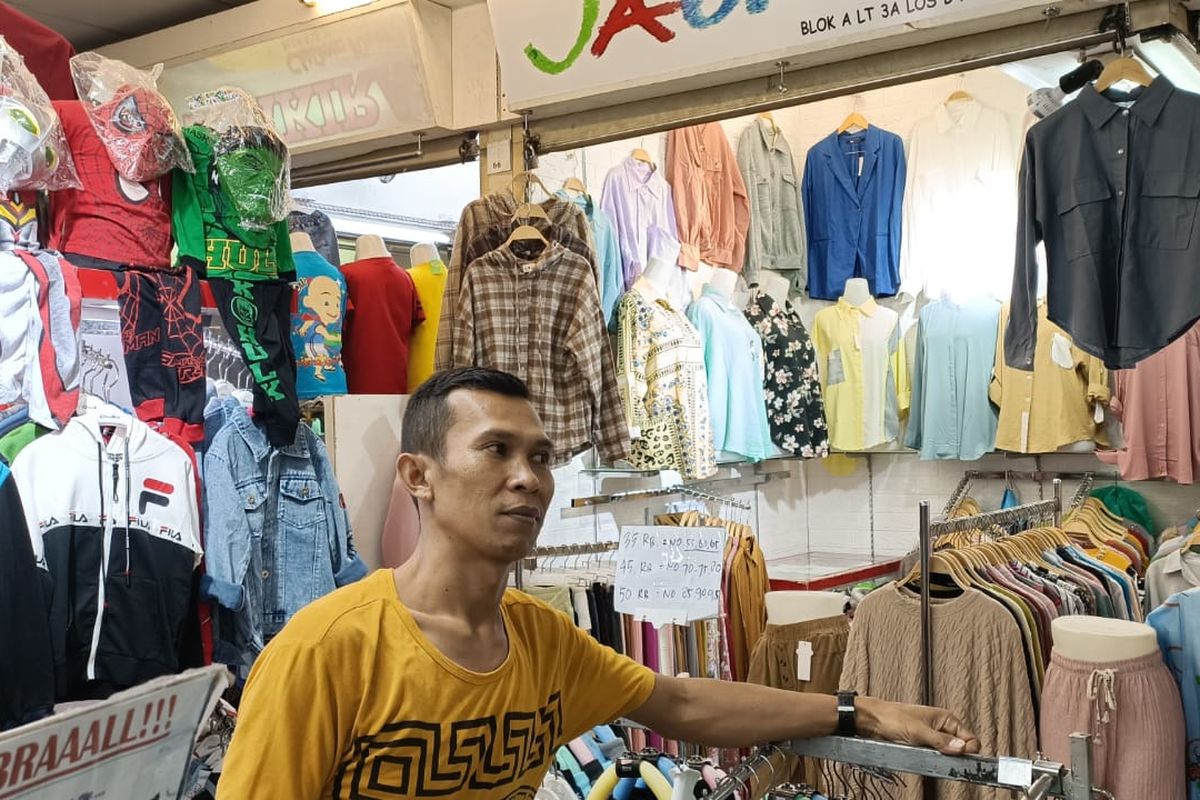 Pedagang pakaian di Pasar Tanah Abang, Jakarta Pusat yakni Edi (40) saat ditemui Kompas.com pada Rabu (13/9/2023) sore. Edi merupakan salah satu pedagang yang bertahan meski keadaan Pasar Tanah Abang terus sepi.