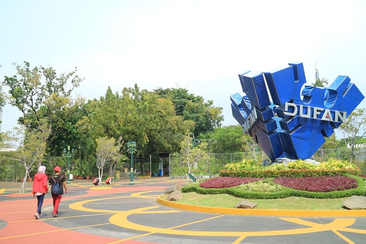 Wisatawan mengunjungi obyek wisata Dunia Fantasi Ancol, Jakarta, Sabtu (13/5/2017). Dunia Fantasi merupakan theme park di Indonesia yang memiliki 32 wahana yang bisa dicoba.