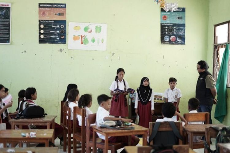 Sebagai upaya meningkatkan minat baca anak-anak sekolah di Kabupaten Malaka, Nusa Tenggara Timur, Dompet Dhuafa dan PT Bank BTPN Tbk kembali menjalin kolaborasi untuk menghadirkan program Ceruk Ilmu pada Senin (11/11/2024). Program Ceruk Ilmu menjadi program yang digagas oleh Great Edunesia (Mitra Program Dompet Dhuafa bidang Pendidikan) untuk meningkatkan budaya literasi bagi anak-anak usia sekolah.