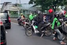 Gotong Royong Angkat Motor dari Jalur Transjakarta Terulang Lagi