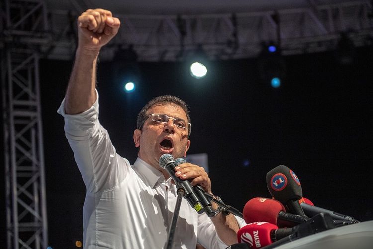 Pemenang pemilihan wali kota Istanbul dari kubu oposisi Partai CHP, Ekrem Imamoglu berbicara di hadapan pendukungnya usai KPU Turki memutuskan untuk menggelar pemiluhan ulang setelah partai berkuasa AKP memprotes kemenangan oposisi. 