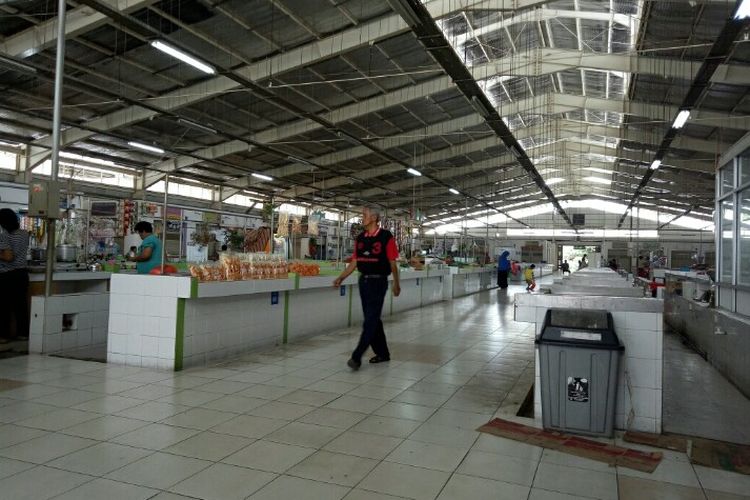 Sejumlah pedagang Pasar Kita Pamulang, Tangerang Selatan mengeluhkan tentang sepinya pembeli dalam waktu beberapa tahun terakhir. Hal tersebut dinilai karena adanya pasar ilegal yang posisi berdekatan. 