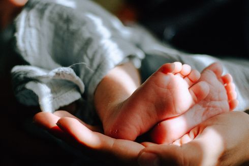 Dengar Suara Tangisan Tengah Malam, Warga Palembang Temukan Bayi Laki-laki Usia 3 Hari di Teras Rumah