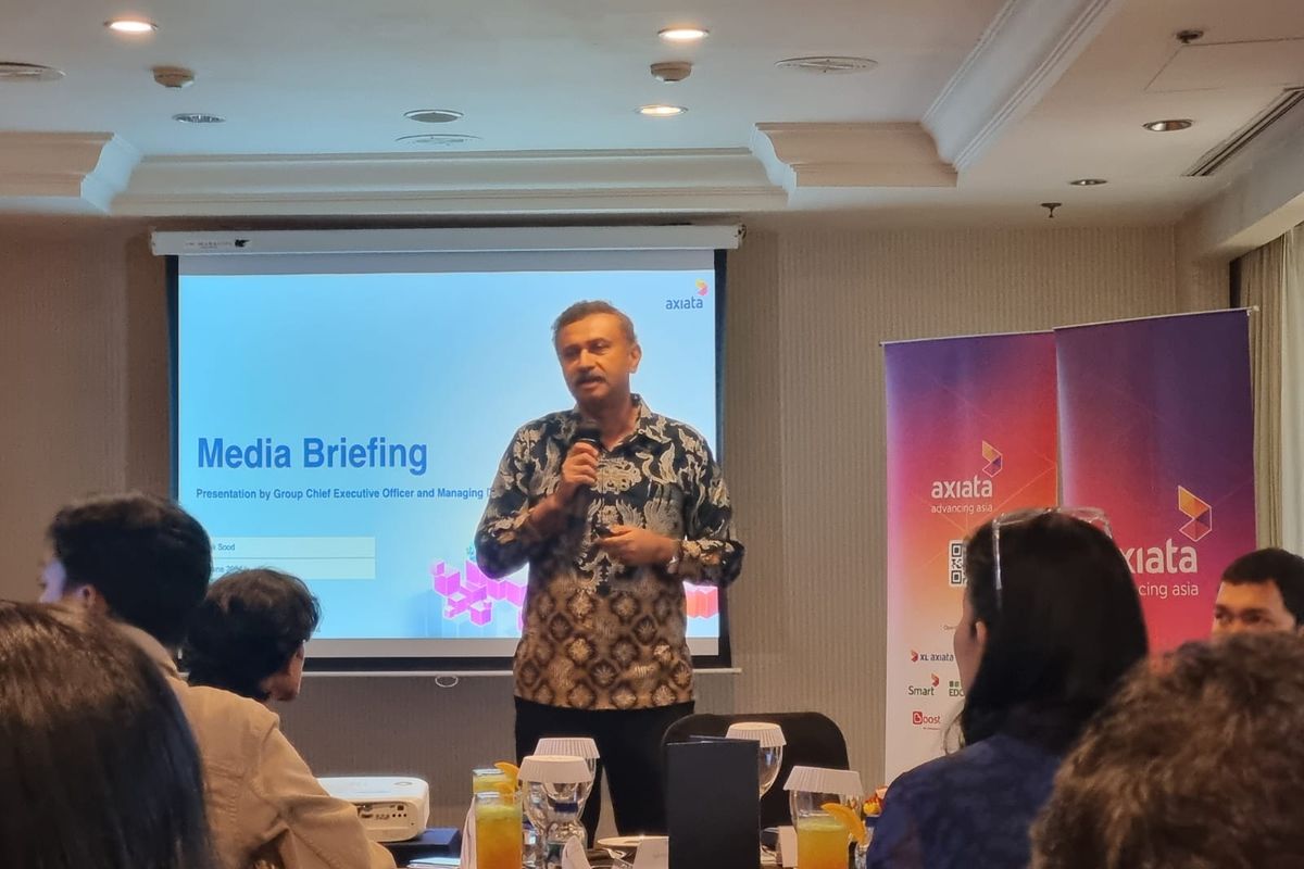 Group Chief Executive Officer dan Managing Director Axiata Group Berhad Vivek Sood saat media briefing di Jakarta, Kamis (13/6/2024).