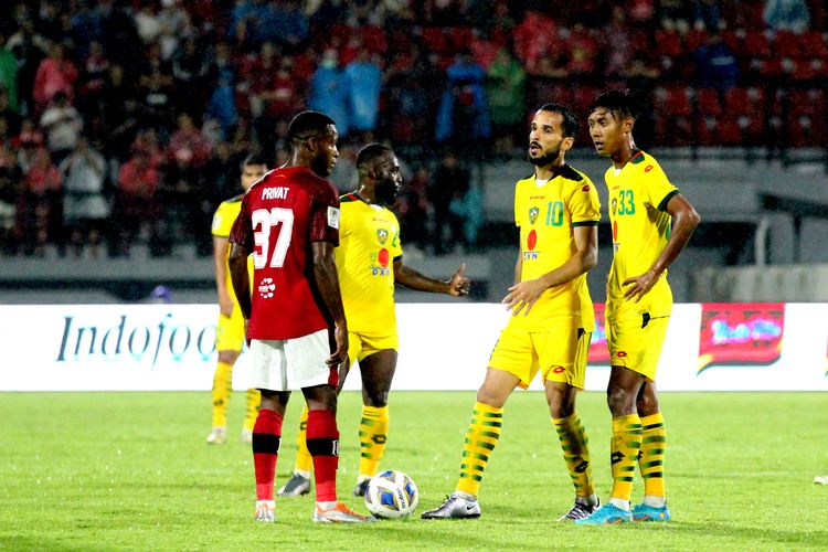 Pemain Kedah Darul Aman FC Mahmoud Almardi dan Muhammad Azmeer Aris bersiap melakukan tendangan bebas saat laga babak penyisihan Grup G AFC Cup 2022 melawan Bali United yang berakhir dengen skor 2-0 di Stadion Kapten I Wayan Dipta Gianyar, Bali, Jumat (24/6/2022) malam.
