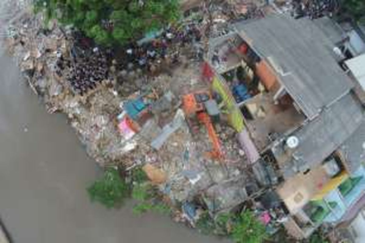 Proses pembongkaran rumah warga Bukit Duri, Tebet, Jakarta Selatan, Rabu (28/9/2016). Pemerintah Provinsi DKI Jakarta menggusur bangunan yang berbatasan langsung dengan Sungai Ciliwung dan akan merelokasi warga ke Rusunawa Rawa Bebek.