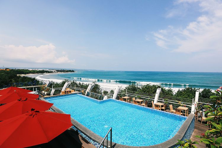 Swiming Pool area Kutabex Beach front Hotel yang menghadap langsung ke arah Pantai Kuta.