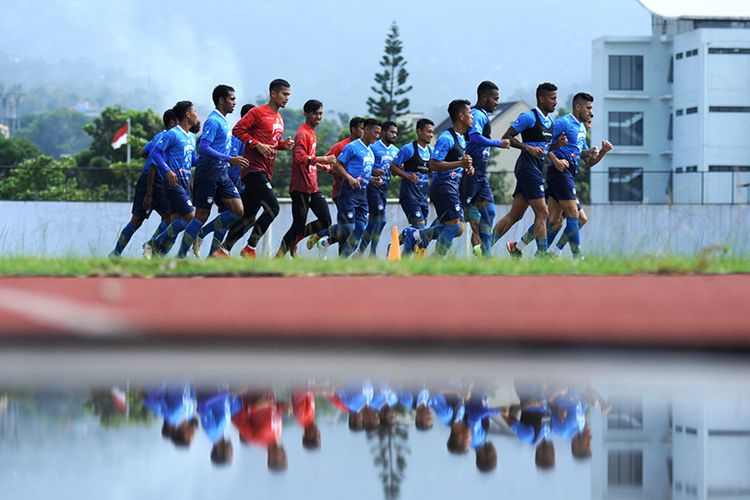 Para pemain Persib Bandung melakoni sesi latihan di Stadion Arcamanik, Kota Bandung, Jumat (09/10/2020). 