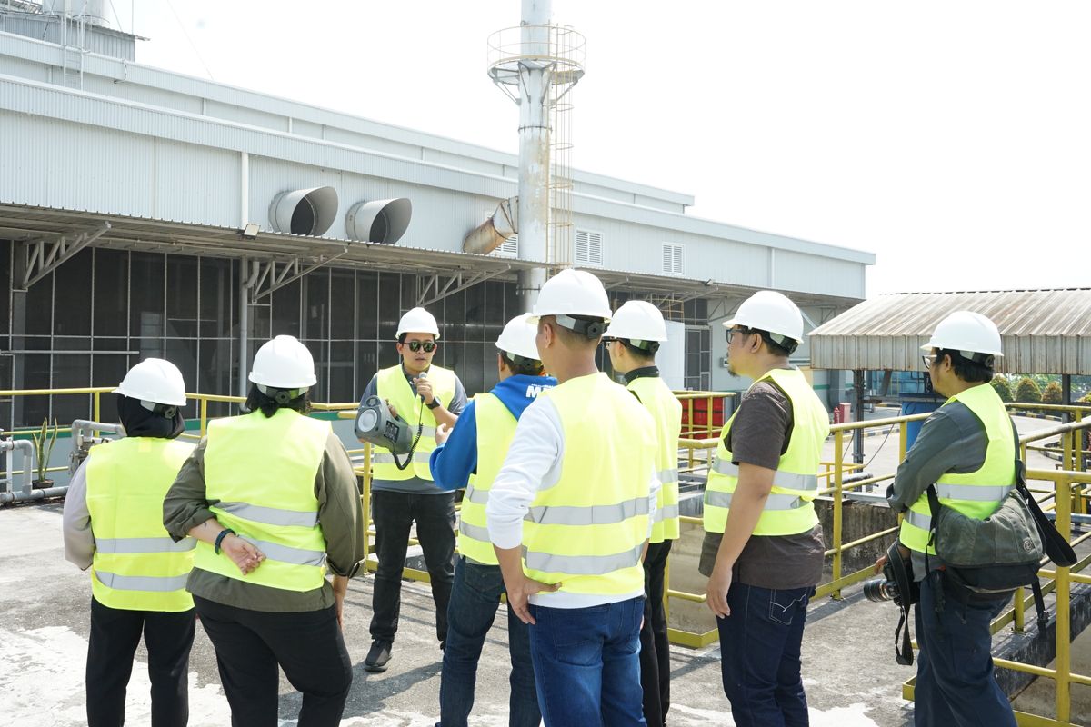 Production Dept Head PT PFN, Andrian, saat menjelaskan proses waste water treatment yang dijalankan PT PFN di Mojokerto, Jawa Timur (11/7/2024).