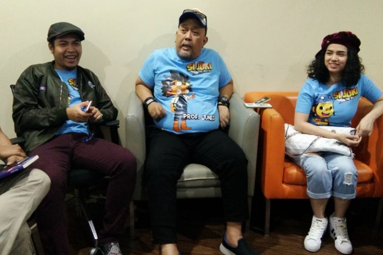 Sutradara film Si Juki The Movie Faza Meonk bersama artis komedi Indro Warkop dan solois Wizzy saat ditemui dalam gala premier film Si Juki The Movie di CGV BEC Mall, Bandung, Rabu (27/12/2017).