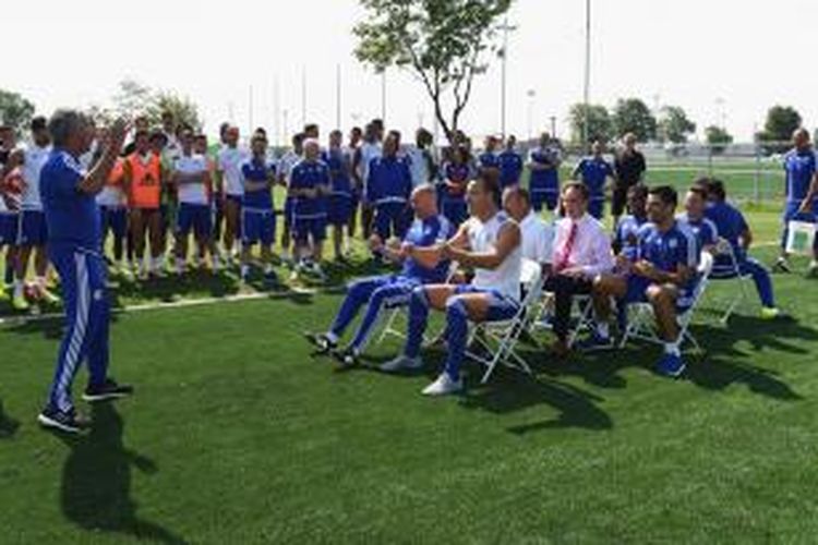 Manajer Chelsea, Jose Mourinho (kiri) di sela tur pramusim The Blues di Montreal, Kanada. 