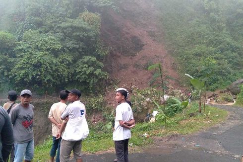 Jalan Provinsi di Perbatasan Banten-Jabar Tertimbun Longsor, Warga Terisolasi